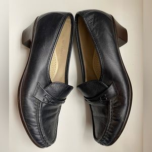 Vintage SAS Loafers Black Leather Block Heel Size 7